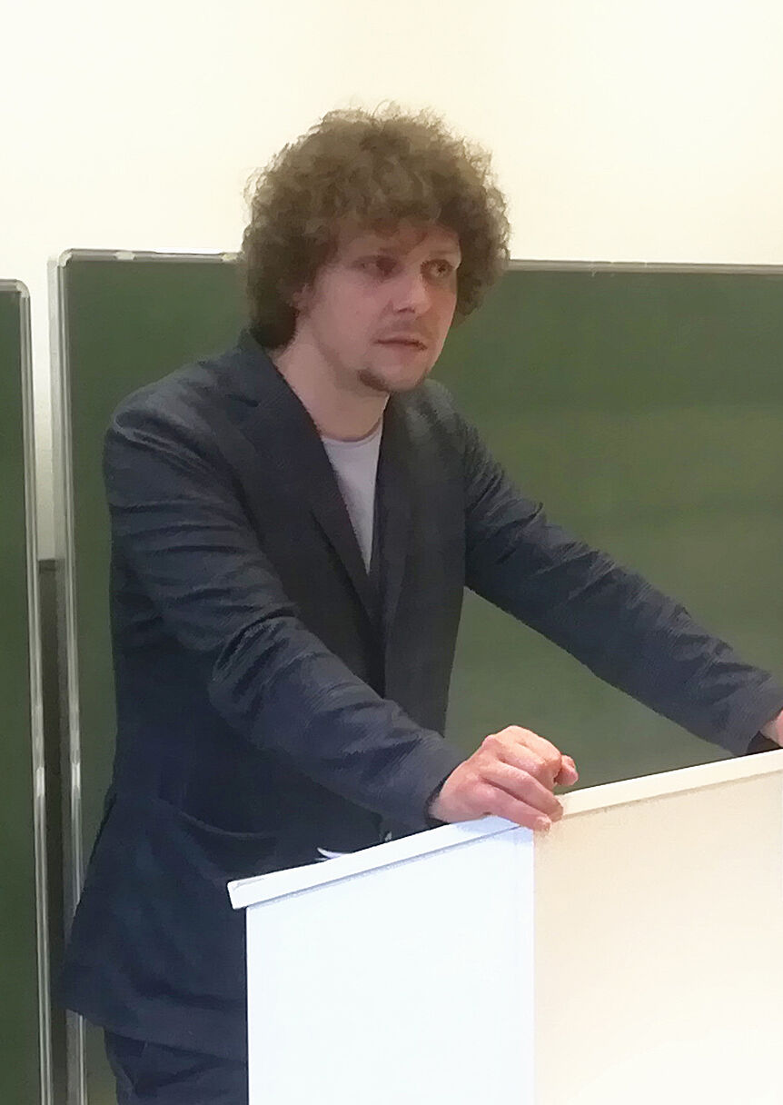 Leonhard Jungwirth hält einen Vortrag